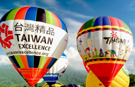 2015臺灣國際熱氣球嘉年華開幕光雕音樂會將於6月27日傍晚在鹿野高台舉辦，此次主題為「Eye飛翔」代表著乘坐夢想與自由的熱氣球一起朝著夢想出發，而來自世界各國的熱氣球飛行員因熱氣球嘉年華聚集到臺東，也象徵臺東是個夢想實現的地方。
